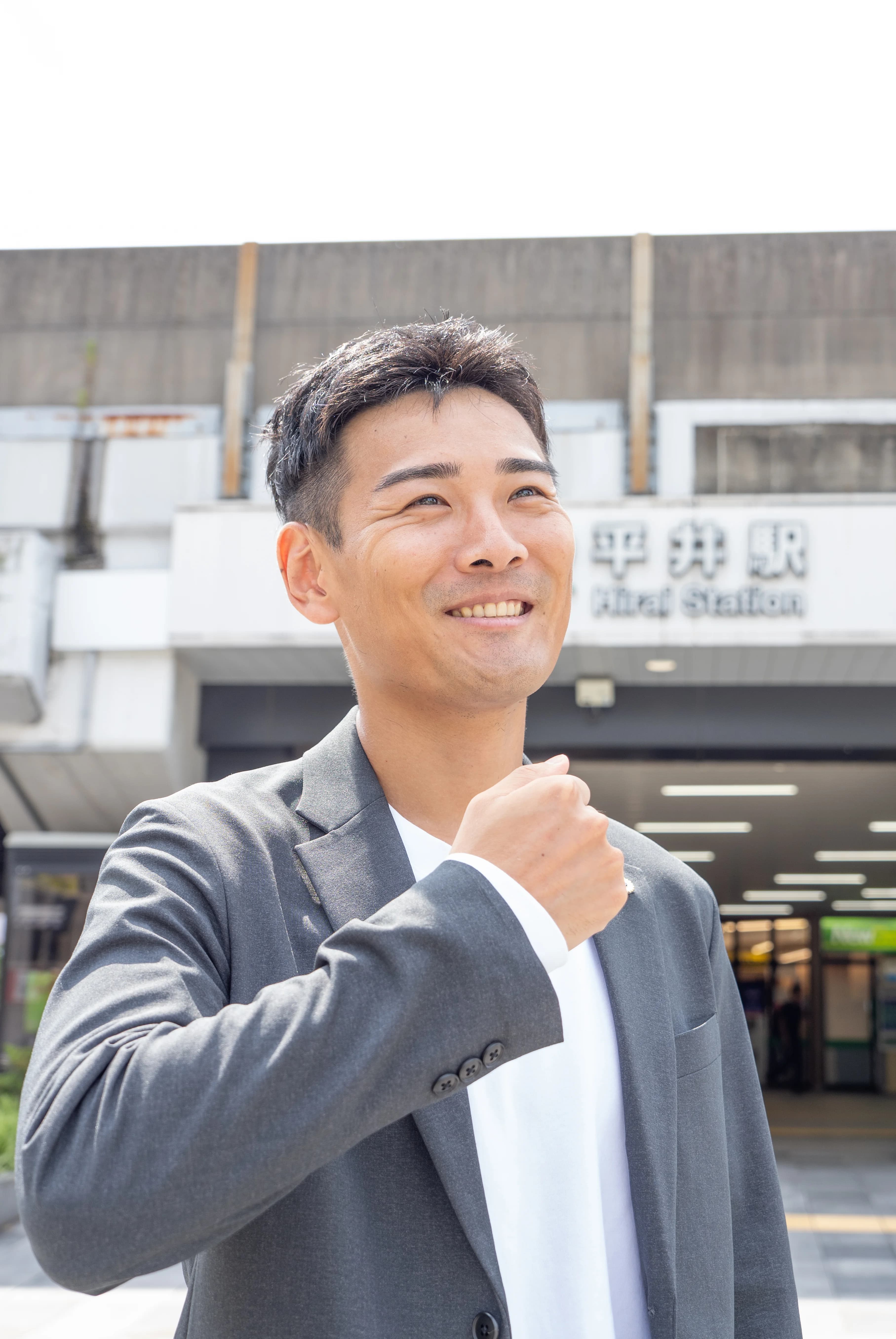 平井駅前で微笑む代表 竹内元紀